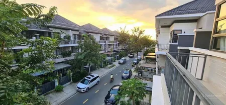 Bán gấp biệt thự phố lavila kdc ven sông yên tĩnh dân trí cao, sổ hồng giá tốt 12.1tỷ 3tầng