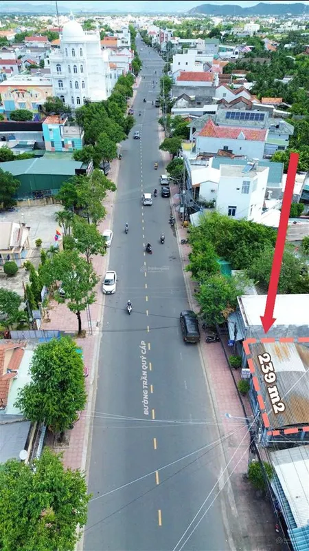 Bán nhà riêng mặt đường trần quý cáp. mặt tiền 9,5m. diện tích 238,9m2. p ninh hiệp. 0976 108 ***