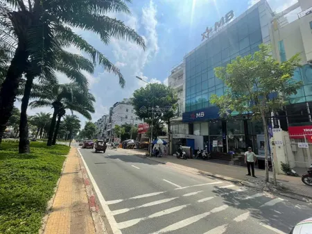 Cần bán nhà mặt tiền kdc trung sơn. dt 115m nhà đẹp, thang máy,đường lớn giá chỉ 20tỷ