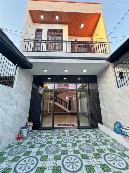 Bán nhà 2 tầng dt 100m2 shr nằm ngay đường bình thành có sân để oto nằm ngay công viên hồ trái tim