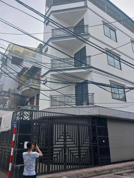 Nhà 5tầng thang máy, ô tô tránh. gần phố nguyễn văn cừ cầu chương dươnglong biên. giá bán 14.2tỷ