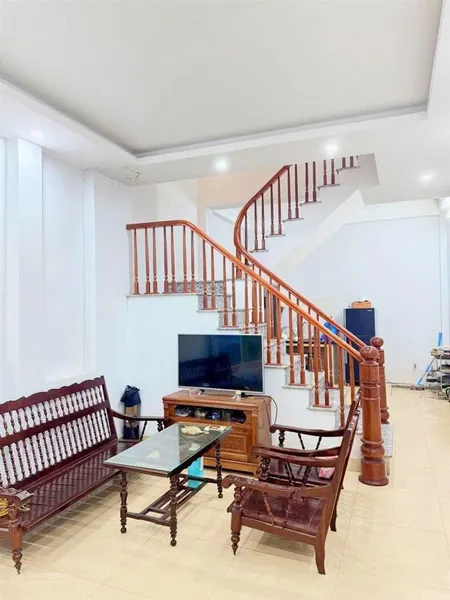 Chủ gấp cần bán nhà 40m 5tầng giá êm ngọc thuỵ long biên