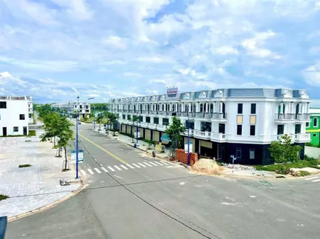 Nhà phố thương mại 3 tầng 219m2 ngay trung tâm hành chính, sổ công chứng ngay. kdc sầm uất