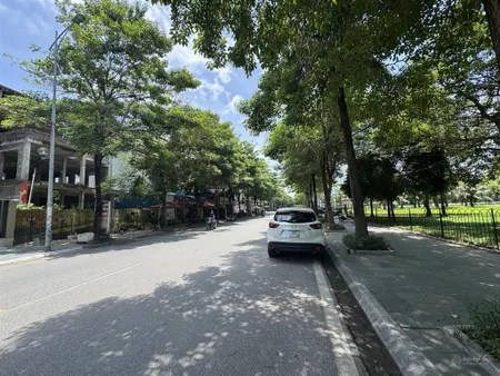 Chính chủ bán biệt thự view hồ tp giao lưu 16ha giá 112 tỷ
