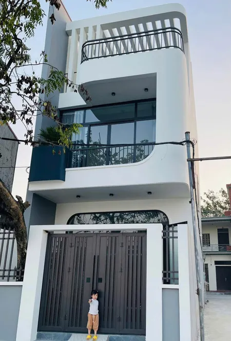 Nhà phố mới xây, sân đậu ô tô – vị trí đẹp trung tâm Bình Dương