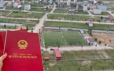 Nhà em đang có mảnh đất 50m2, mặt tiền 5m, đường trước nhà rộng 6 làn xe.
