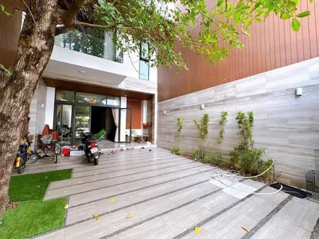 BÁN NHÀ ĐẸP MẶT TIỀN LÊ QUÝ ĐÔN NHA TRANG (CÓ THANG MÁY, SÂN ĐẬU Ô TÔ, CÁCH BIỂN 900m) 
  Diện tích đất : 188m2 Giá bán hiện tại : 36 tỷ