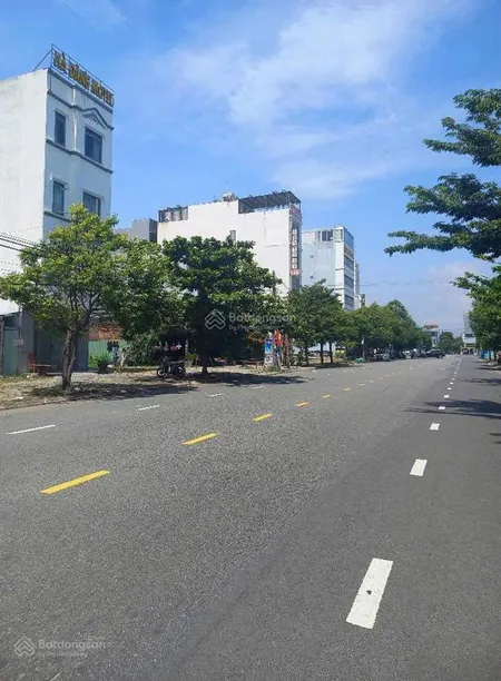 Lối vào bãi tắm sơn thủy đường trần quốc hoàn 100m2, giá 13.5 tỷ đường rộng 15m vỉa hè 7,5m