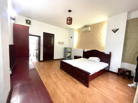 Nhà mình còn 1 căn mặt đường phố Mai Hắc Đế có ban công cách Vincom Bà Triệu 200m