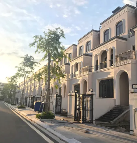 BÁN BT LIỀN KỀ CIPUTRA – ĐẸP, HIẾM, GIỮA 3 CÔNG VIÊN – 63.1 TỶ