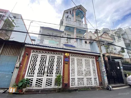 Nhà 1 trệt 2 lầu khu a42 kế bên quảng trường tỉnh cách đường nguyễn ái quốc vào 100m.giá tốt nhất