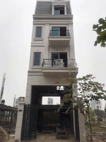 Chính chủ gửi bán căn sẻ khe 2 mặt thoáng, sẵn nhà xây thô hoàn thiện mặt ngoài.