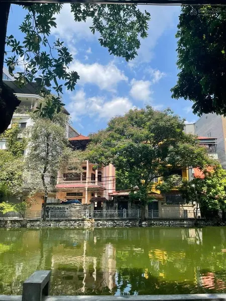 Bán nhà 3t cũ, ô tô vào nhà phố quan nhân, dt 180m2 x mt 8.5m, 3 mặt thoáng. giá 39 tỷ