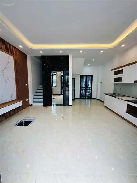 Hiếm có , 9,2 tỷ có nhà dt 43m, 6 tầng ôtô , thang máy, kinh doanh, đường 70 thông sang cầu cốc