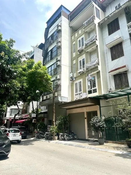Bán nhà phân lô hoàng quốc việt đường to gara ô tô 5 tầng thang máy 55m2, mặt tiền 5m 22.8 tỷ