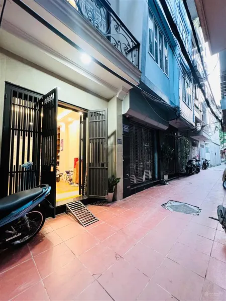Nhà ngọc thuỵ 40m vị trí cực kỳ đẹp mặt ngõ ô tô đỗ cửa ,cách phố 80m ,40m giá tốt
