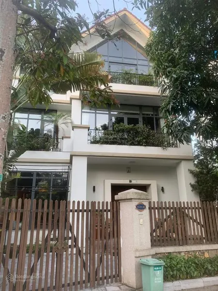 Bán biệt thự trần thái tông, 300m2, lô góc, 3 mặt thoáng, giáp phố, công viên, vỉa hè, ô tô tránh