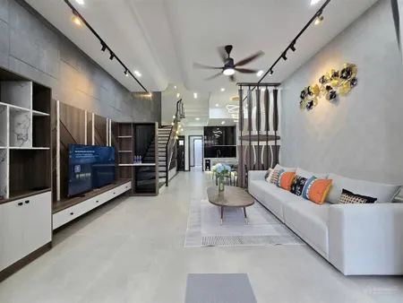 Nhà đẹp mt đường 7m5 tôn đản ôtô đỗ trong sân gần chợ hoà an .