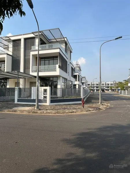 Hàng mới bên đông tăng long, diện tích 160m2 đối diện chung cư giá 13 tỷ nhà 1 trệt, 2 lầu 1 tum