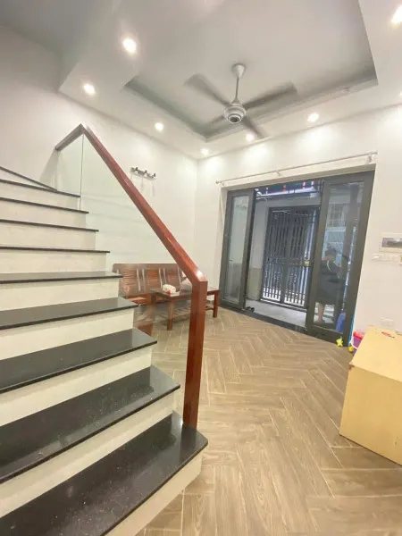 Cho thuê nhà ngõ 147 Tân Mai,  70m² x 2 tầng, gồm 3 phòng ngủ, 13 triệu/tháng