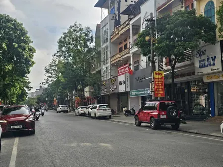 Bán nhà 3 tầng. Diện tích đất 61m. Nhìn chếch vườn hoa vũ kiệt. Mặt đường nguyễn gia thiều. Phường kinh bắc bắc ninh