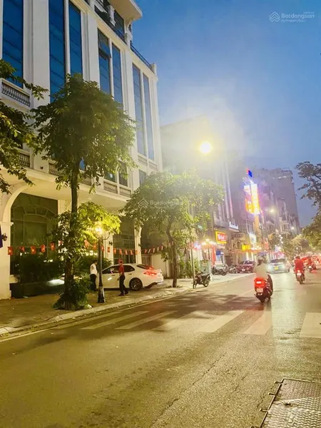 Dân xâymặt phốvỉa hè rộngô tô dừng đỗkinh doanhđầu tưgiáp phố cổvị trí vàng không có căn thứ