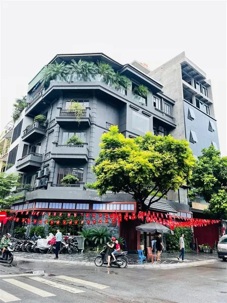 Bán gấp nhà 5 tầng mặt phố nguyễn thái học dt 83m, mt hơn 5 m, trước nhà ô tô tránh, giá cực tốt