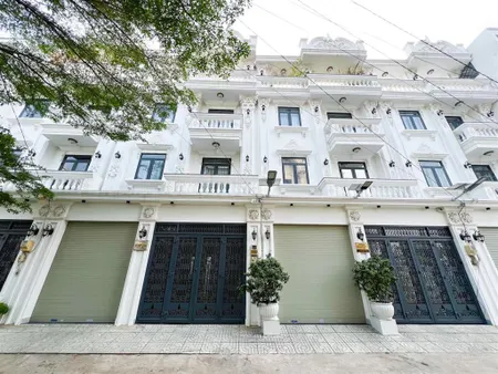 Bán nhà sổ riêng 81m2 phong cách biệt thự full nội thất cao cấp gần quận 7 khoảng 2,5km