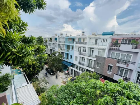 Một căn nhà đẹp dt 5 x20m nhà 1 trệt 3 lầu bán giá 10.7 tỷ rẻ nhất đại phúc. 0777 789 ***