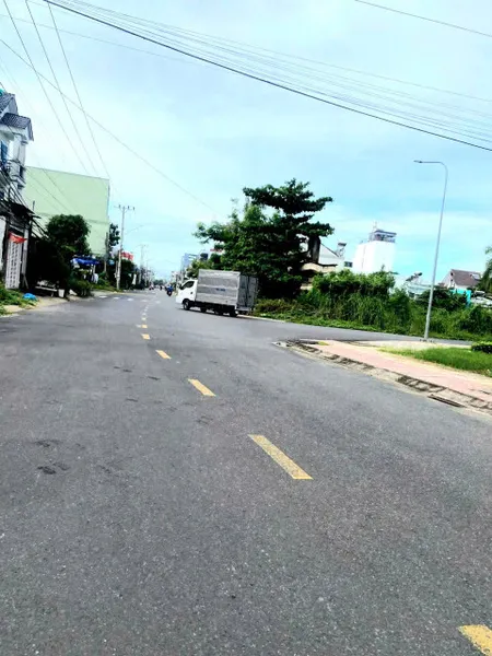 Nhà 2 tầng gồm 3 căn liền kề. Đường Phạm Hùng, ngay sát KCN Trung An.