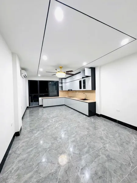 SIÊU PHẨM NHÀ PHỐ TRẠM LONG BIÊN HÀ NỘI ( ngõ 2 ô tô tránh , ô tô ngủ trong nhà )