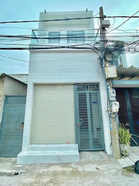 Chủ gởi bán nhà 1trệt 1lầu vị trí 1 sẹc đường oto thông. Ngay vòng xoay Tân Phong. Giá chỉ 2,590 tỷ