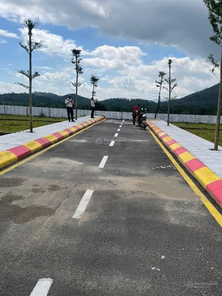 Đất nằm giữa trung tâm vệ tinh của hòa lạc, gần đh quốc gia, cnc, tuyến metro số 5 , tiềm năng..