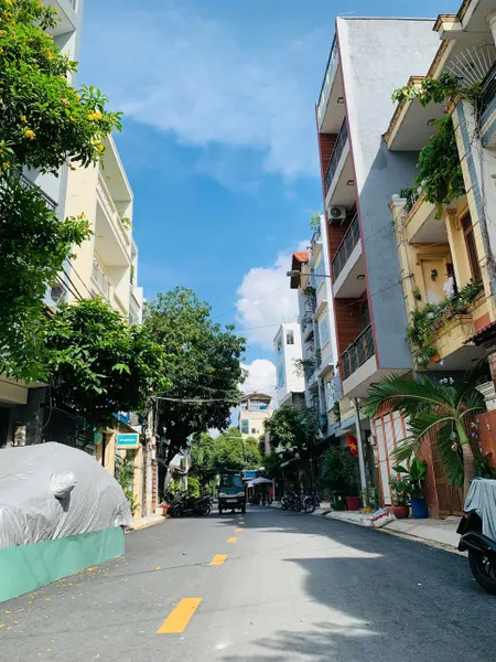 Nhà mặt phố kiên cố, 2 tầng, 2pn, ngay khu Độc Lập, giá chỉ 100tr/m2