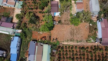 Đất bằng phẳng, nở hậu. Hẻm oto. Cách chợ, trường học, trung tâm từ 2-3p đi xe