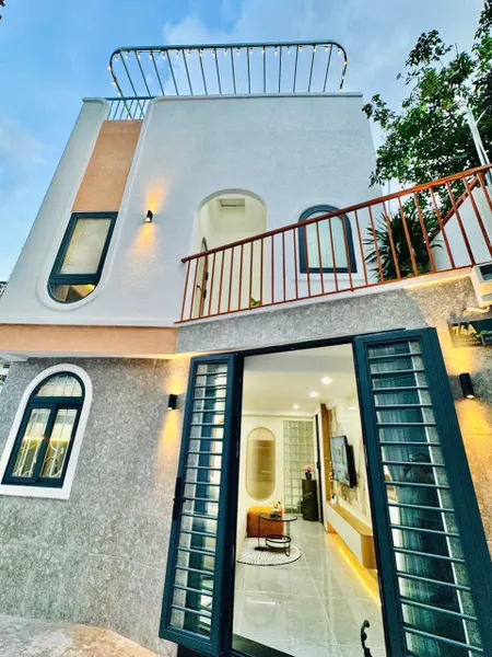 NHỈNH 6 TỶ - CĂN GÓC 2 TẦNG FULL NỘI THẤT - KẾ MẶT TIỀN 1 CĂN NHÀ