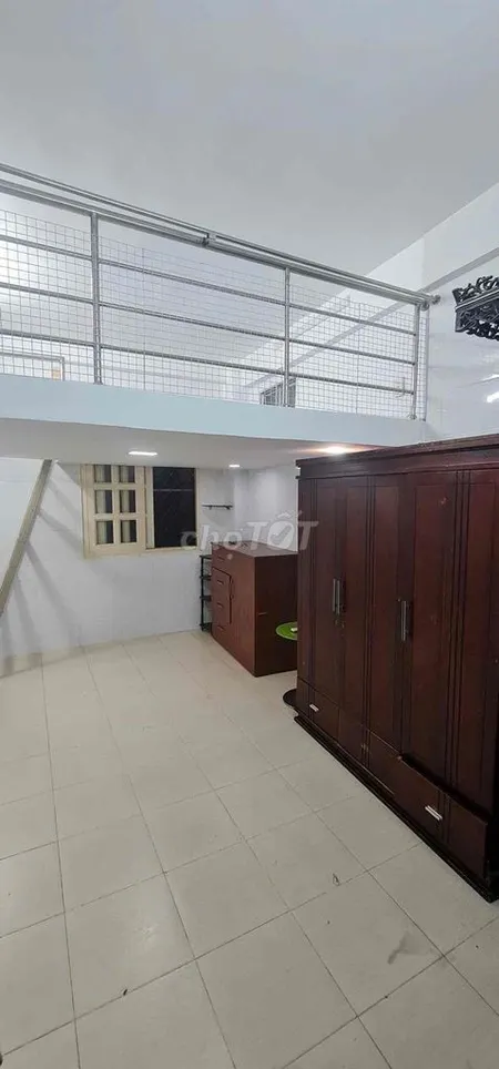 Cho thuê phòng 20m² + gác lửng 10m² tại Quận 1 – Giá dễ thương