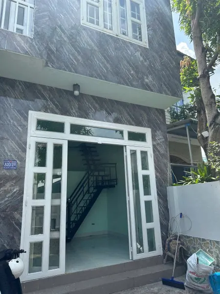 Bán nhà 1/ QL50, 5x18 trệt lầu, sau lưng trường Quy Đức, Hưng Long, Bình Chánh, giá 2,95 tỷ