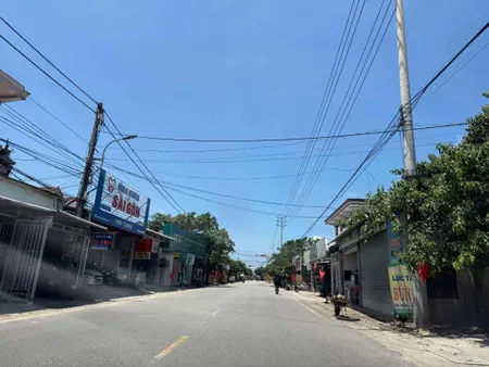 Đất biển Vinh An 3xx
-Vị trí: sau lưng UBND xã Vinh An (cũ), gần bãi tắm An Bằng. Gần trường tiểu học Vinh An và trạm Y tế Vinh An.