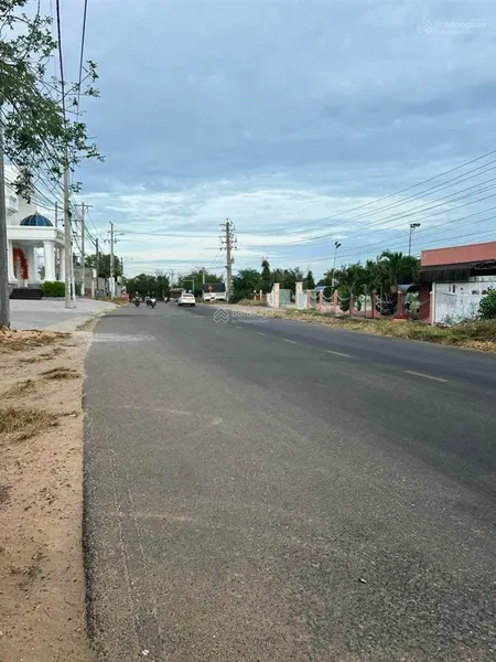 Cần bán lô đất 1100m2 có nhà trên đất đang cho thuê 120tr/th huỳnh tấn phát, mũi né,tp phan thiết.