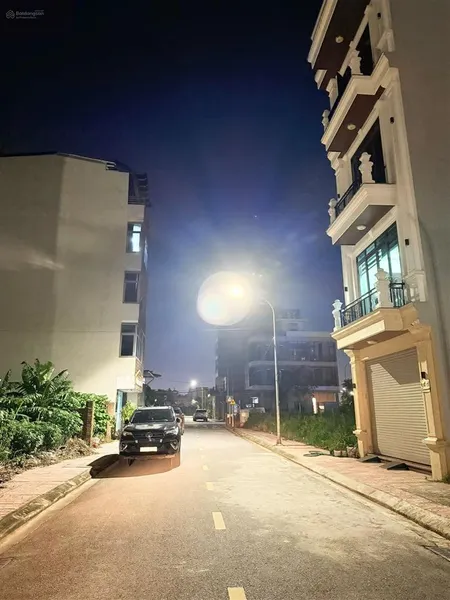 Gia đình cần bán lô đấu giá tái định cư đường cự khối, đường rông 10m ở và kinh doanh rất phù hợp