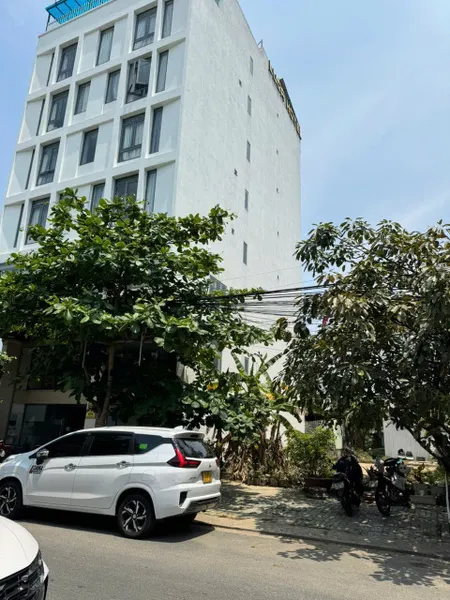 - Nhà 3 tầng, đường trần đức thông, Sơn Trà, sát 2 tòa căn hộ thương mại vương thừa vũ, ngay bãi tắm công viên biển đông.