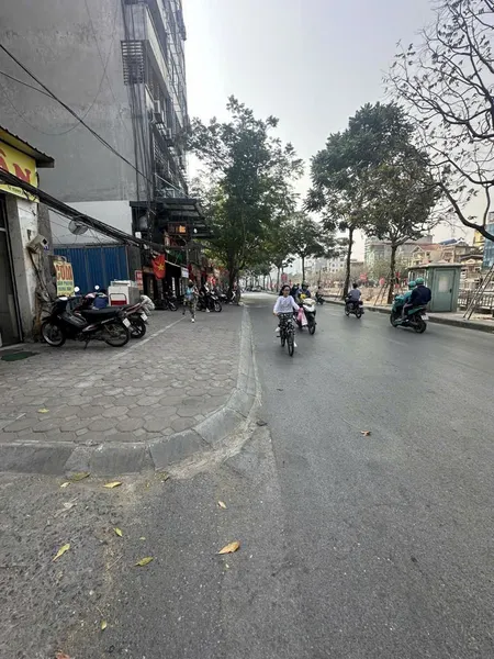 🎯Ngay bên cầu Khương Đình, giữa Q. Thanh Xuân sầm uất giáp Ngã Tư Sở, 38.7 tỷ mặt phố Vũ Tông Phan hiếm hoi còn giữ diện tích lớn tới 127m², mặt tiền 4.2m, vỉa hè rộng 2m 🌆.LÔ GÓC