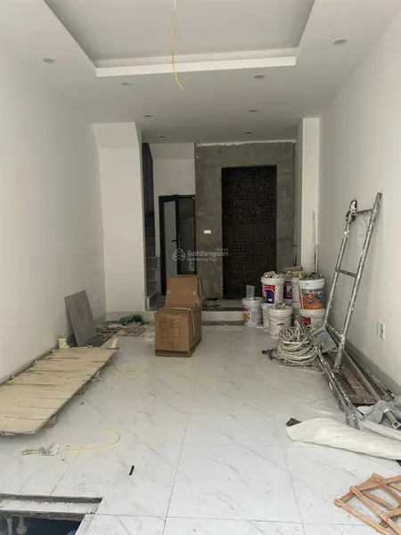 Thúy lĩnh vĩnh hưng nhà mới kính koong giá cực tốt thang máy ô tô đỗ cửa phun nội thất