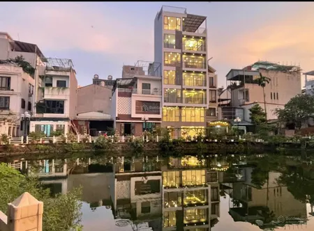 Nhà đẹp ngọc thuỵ, bồ đề, dt 60m2, 8 tầng, mt 8.4m, gara 2 ô tô, thang máy, view hồ, full nội thất.