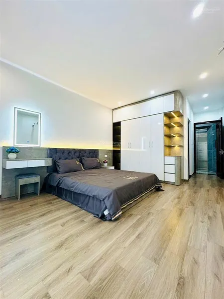 Thạch bàn48m26 tầng nhỉnh 10 tỷ ngõ thông kinh doanh thang máy gara ô tô full nội thất .