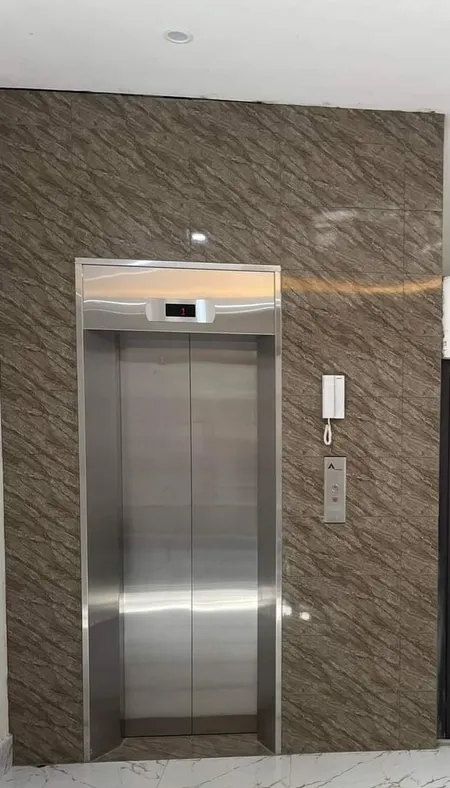 Cho thuê nhà hai cửa đi , thang máy,vỉa hè, 118m2- 5T, Chùa Láng_47 Tr