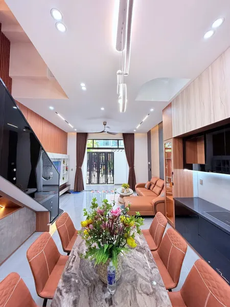 🏠 NHÀ 3 TẦNG MẶT TIỀN HOÀ MINH – FULL NỘI THẤT, DỌN VÀO Ở NGAY 🌊
📍 Đường Hoà Minh 14, sát Hồ Tùng Mậu – cách biển chỉ 300m