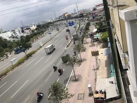 Bán gấp nhà 1 trệt 3 lầu mt kinh doanh đường phạm văn đồng sau lưng có công viên thoáng mát