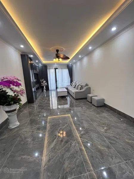 Bán nhà trung tâm thạch bàn cách 1 nhà ra mặt phố thạch bàn thang máy ô tô đỗ cửa